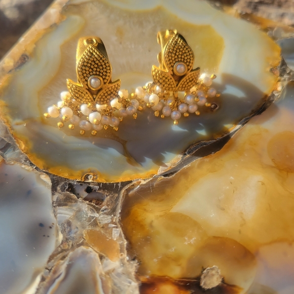 Lotus design embellished pearl clusters earrings - Picture 3 of 4